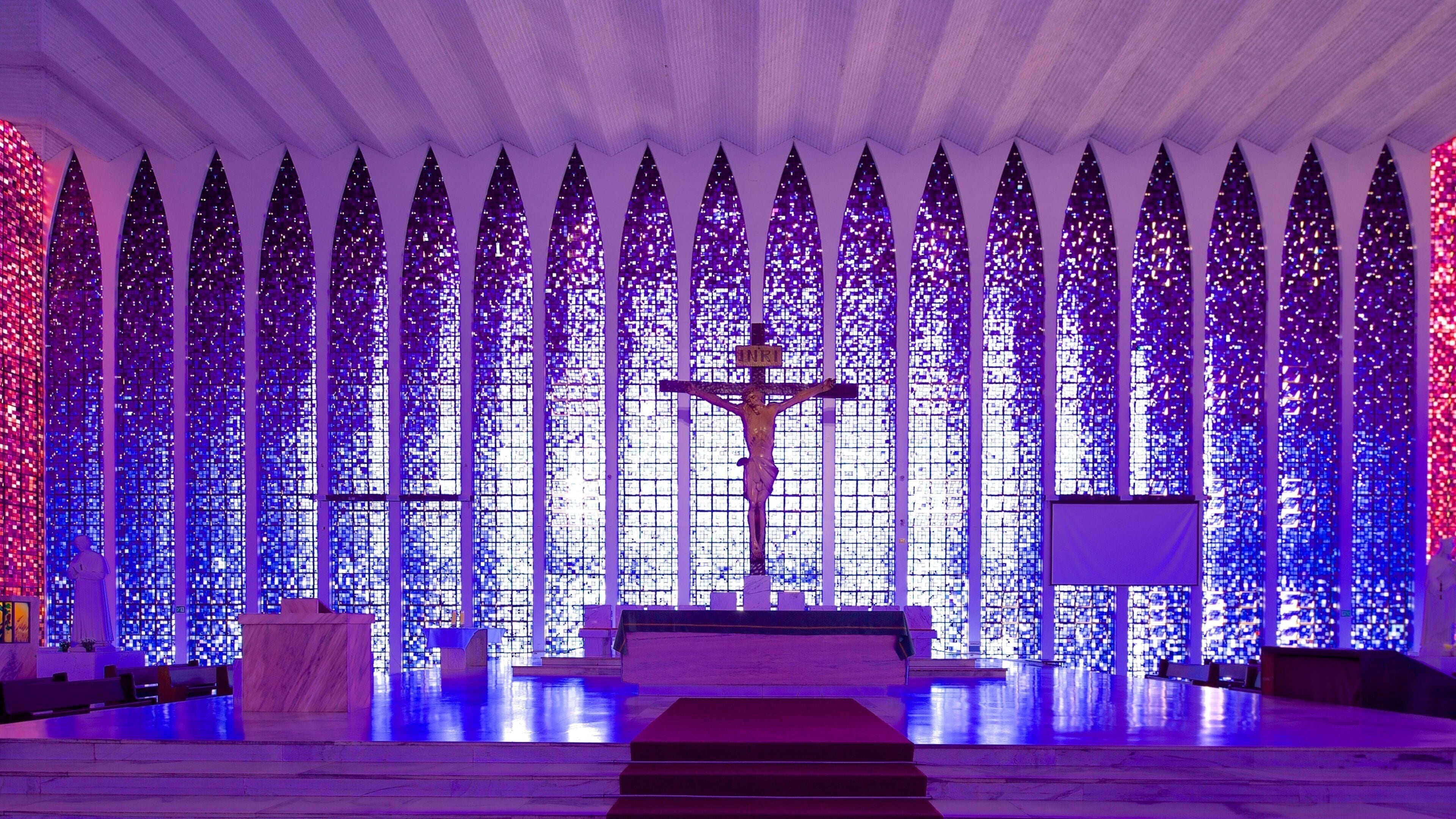 วิหาร Dom Bosco เนื้อเรื่องที่ โบสถ์หรือวิหาร, องค์ประกอบด้านศาสนา และ การตกแต่งภายใน