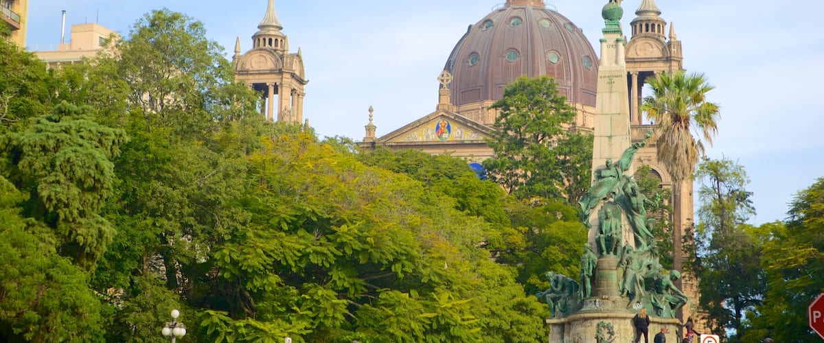 Catedral Metropolitana que incluye una iglesia o catedral, arquitectura patrimonial y una estatua o escultura