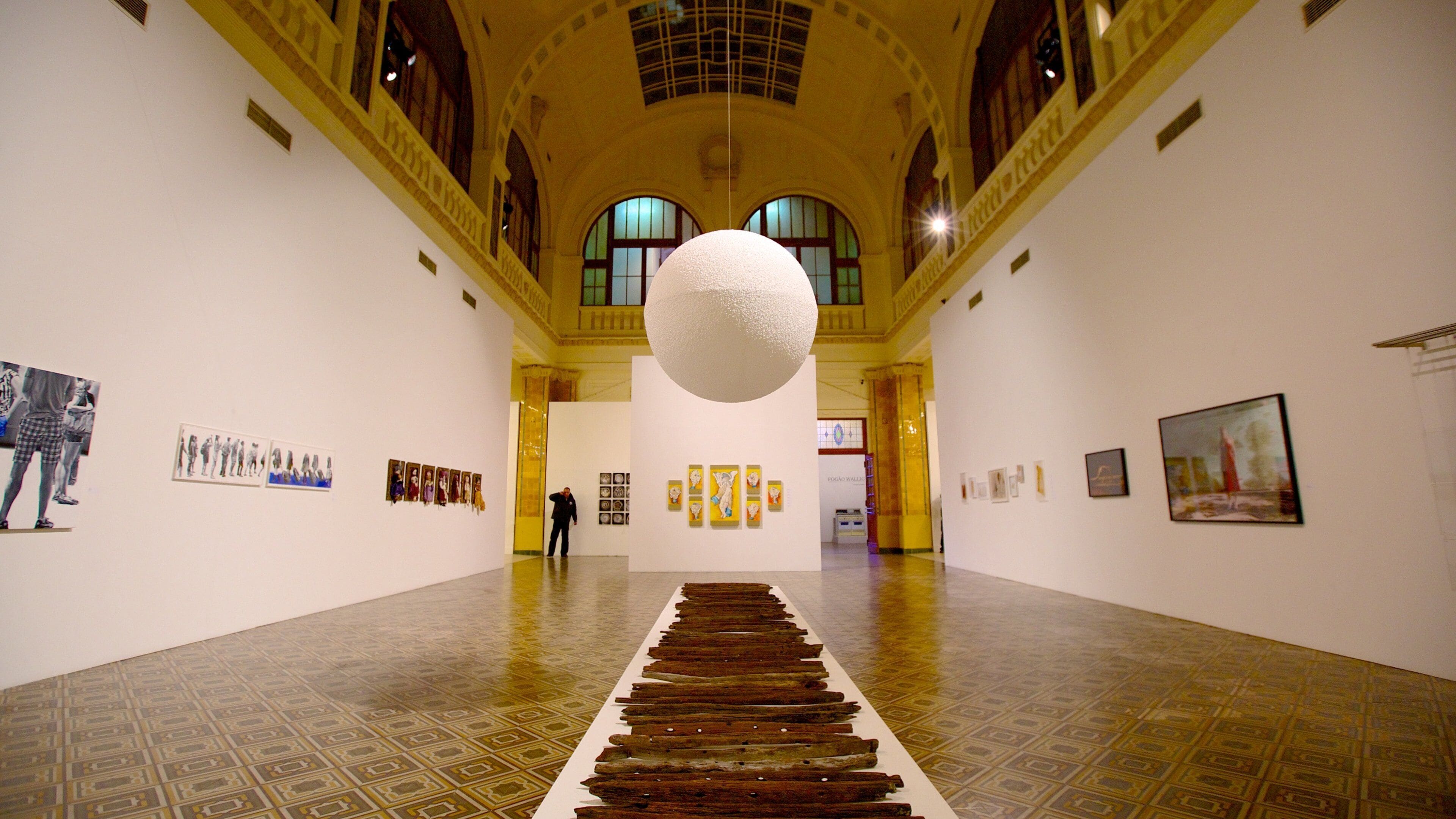 Rio Grande do Sul Museum of Art featuring interior views and art