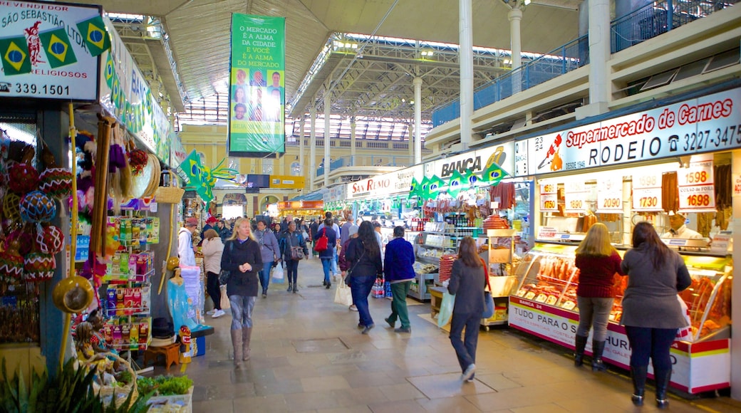 Mercado PĂșblico caracterizando compras e vistas internas assim como um grande grupo de pessoas