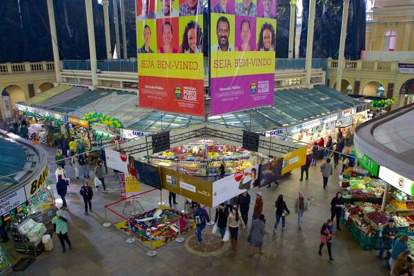 Öffentlicher Markt welches beinhaltet Märkte, Speisen und Straßenszenen