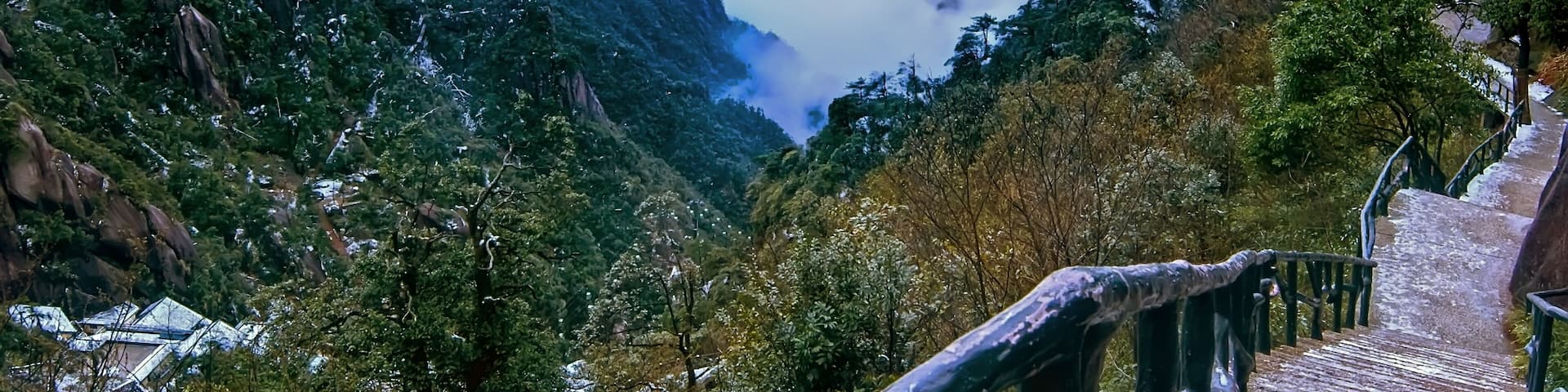 The cloud and mist of Sanqingshan mountain - Filming in Jiangxi, China The Sanqingshan has been listed as World Natural Heritage