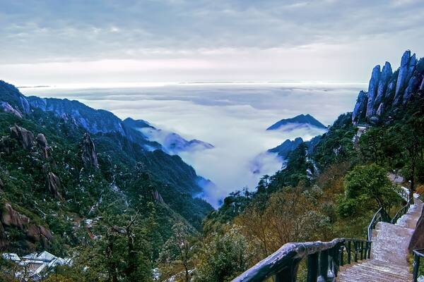 The cloud and mist of Sanqingshan mountain - Filming in Jiangxi, China The Sanqingshan has been listed as World Natural Heritage
