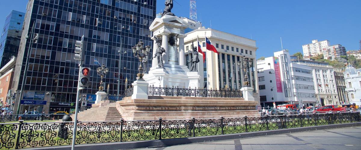 Quảng trường Sotomayor có tính năng đài tưởng niệm và quảng trường