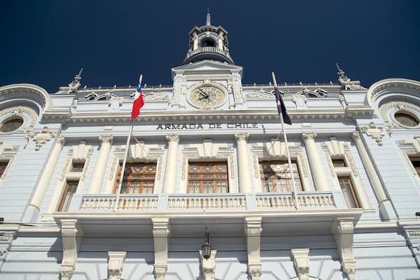Plaza Sotomayor showing military items, an administrative buidling and heritage elements