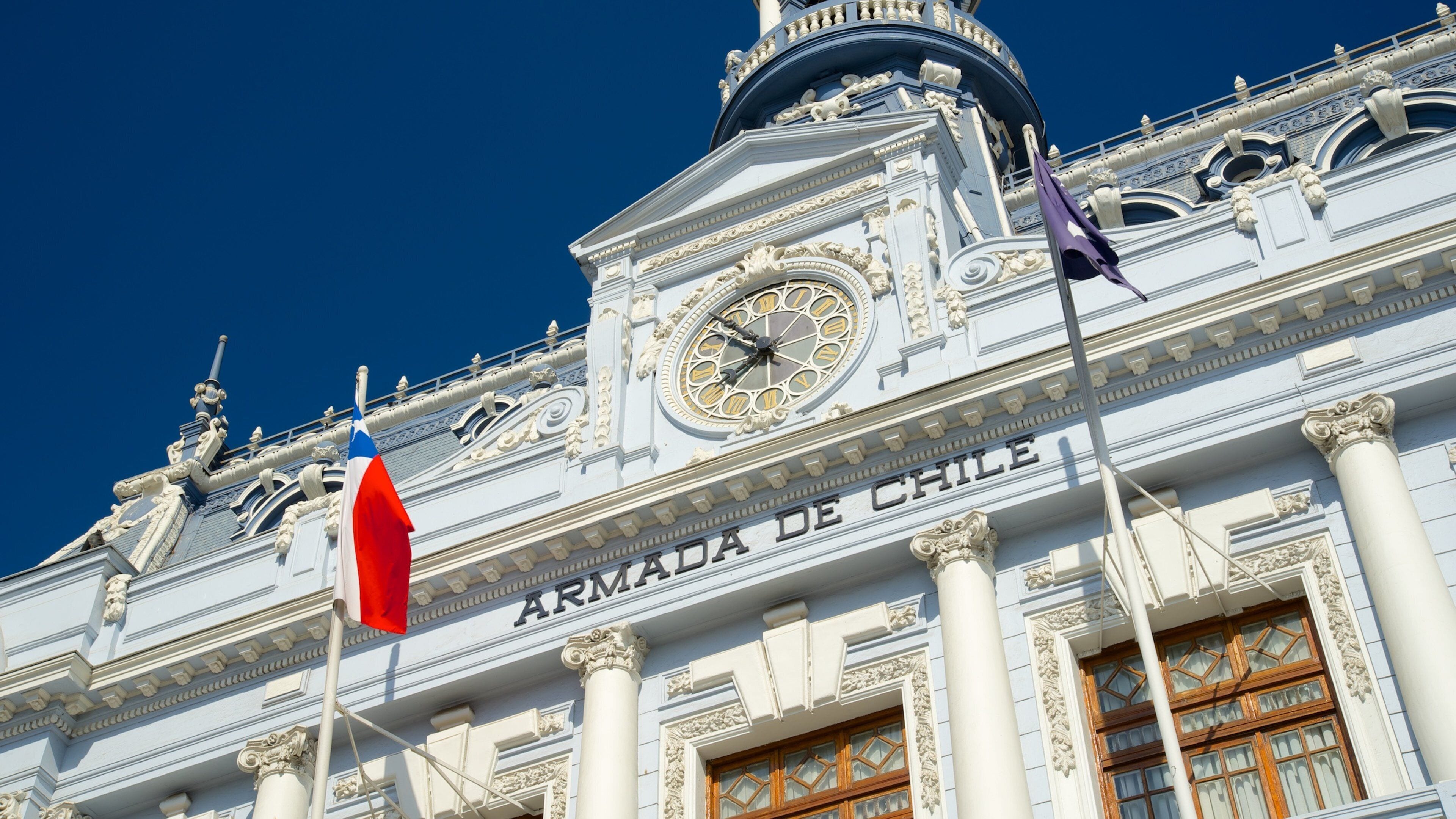 Plaza Sotomayor featuring military items and heritage architecture