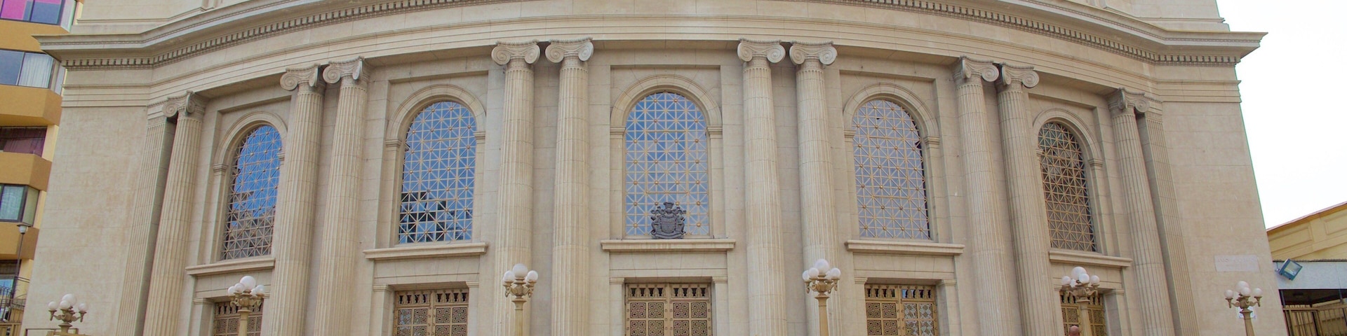 Teatro Municipal que inclui arquitetura de patrimônio e cenas de teatro