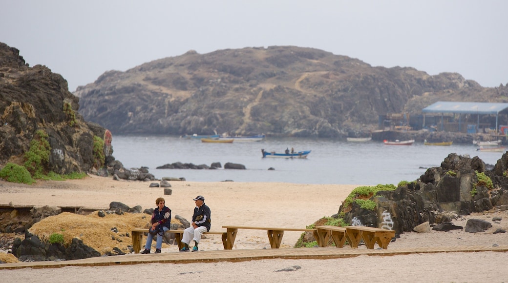 Bahia Inglesa Beach inclusief een meer of poel en ook een klein groepje mensen