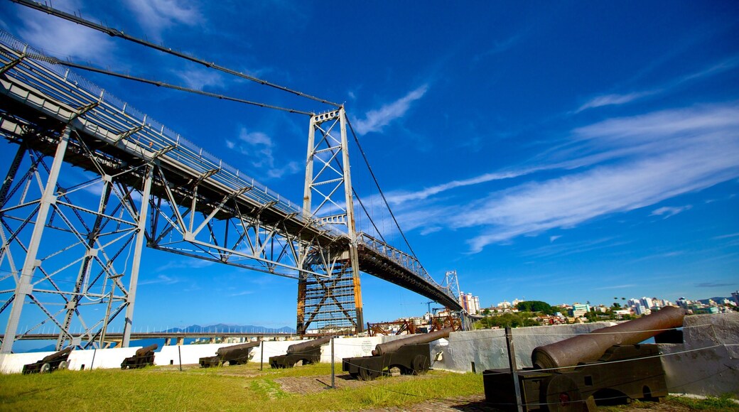 Puente Hercilio Luz mostrando artículos militares y un puente