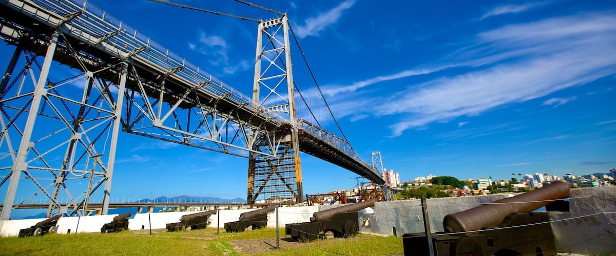 Ponte Hercílio Luz mostrando uma ponte e itens militares