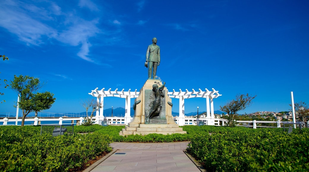 Hercilio Luz-broen som viser statue eller skulptur og park