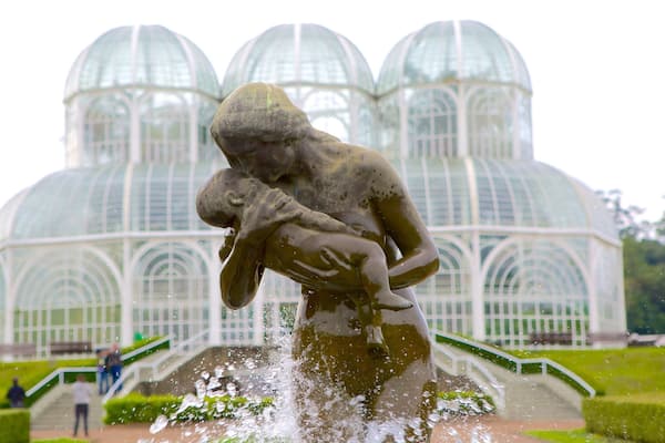 Curitiba das einen Springbrunnen, Statue oder Skulptur und Garten