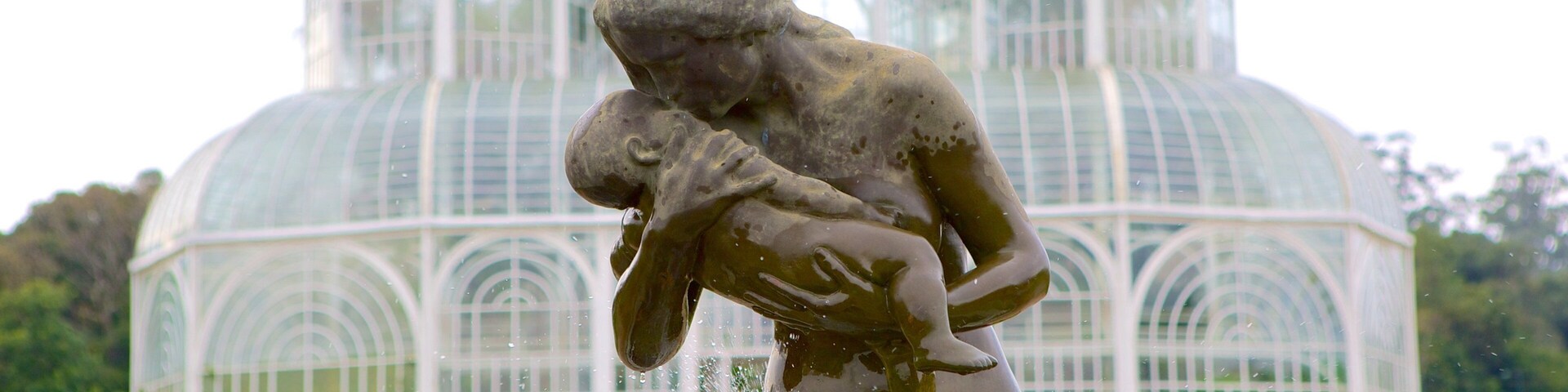 Curitiba featuring a garden, a statue or sculpture and a fountain