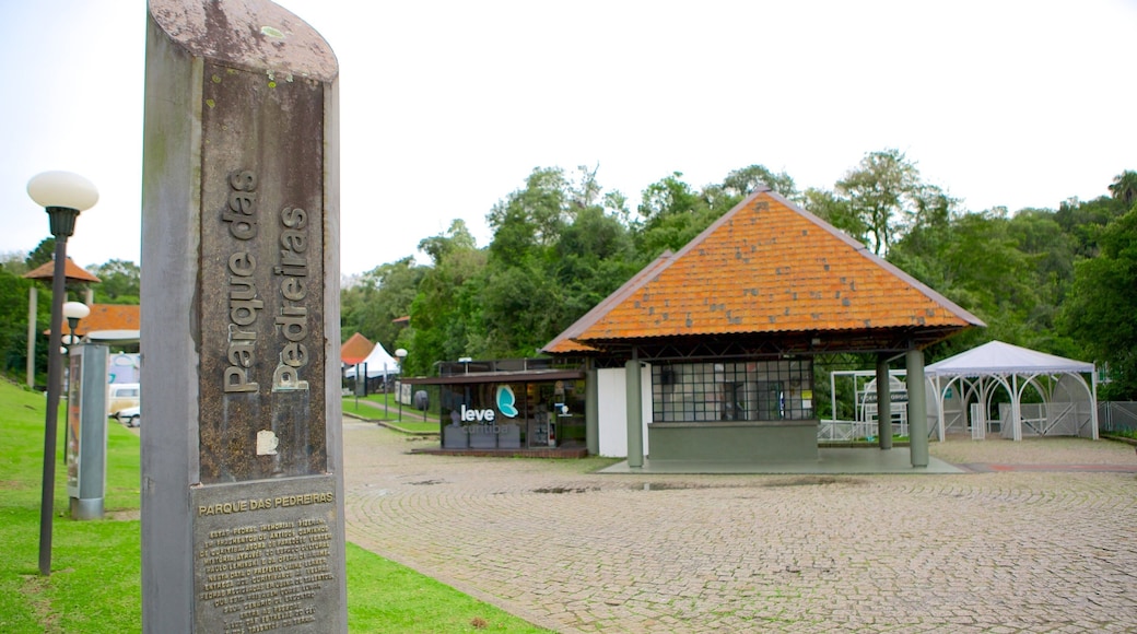 Teatro Ópera de Arame que incluye señalización