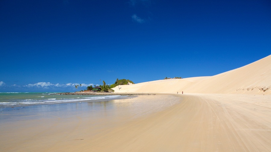 Praia de Genipabú caracterizando paisagens litorâneas e uma praia