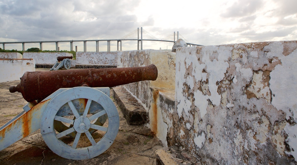 Fort of the Three Kings qui includes bâtiments en ruines, patrimoine historique et articles militaires