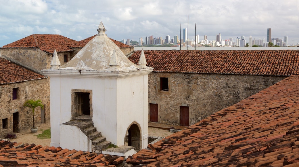 Fort of the Three Kings qui includes bâtiments en ruines, patrimoine historique et silhouettes urbaines