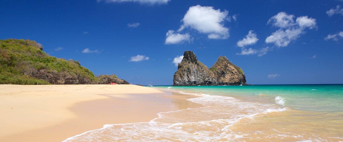 Cacimba do Padre Beach johon kuuluu saarikuvat, yleiset rantanäkymät ja ranta