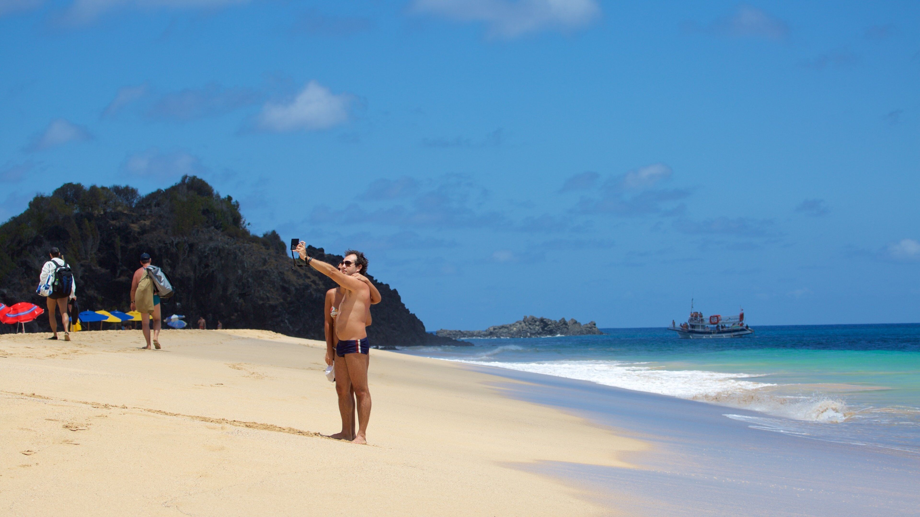 Strand von Cacimba do Padre mit einem allgemeine Küstenansicht und Sandstrand sowie Paar