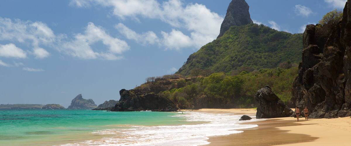 Praia Cacimba do Padre caracterizando montanhas, litoral rochoso e paisagens litorâneas