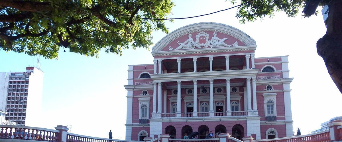 Teatro Amazonas é um teatro brasileiro localizado no largo de São Sebastião, no centro de Manaus, capital do Amazonas, inaugurado em 1896 é a expressão mais significativa da riqueza de Manaus durante o ciclo da borracha. De estilo renascentista entorno de sua estrutura externa com os detalhes únicos na sua cúpula, tornou-se um dos mais conhecidos monumentos do Brasil e consequentemente, um símbolo dos mais proeminentes de Manaus.
The Amazon Theatre (Portuguese: Teatro Amazonas) is an opera house located in Manaus, in the heart of the Amazon rainforest in Brazil.#InStone