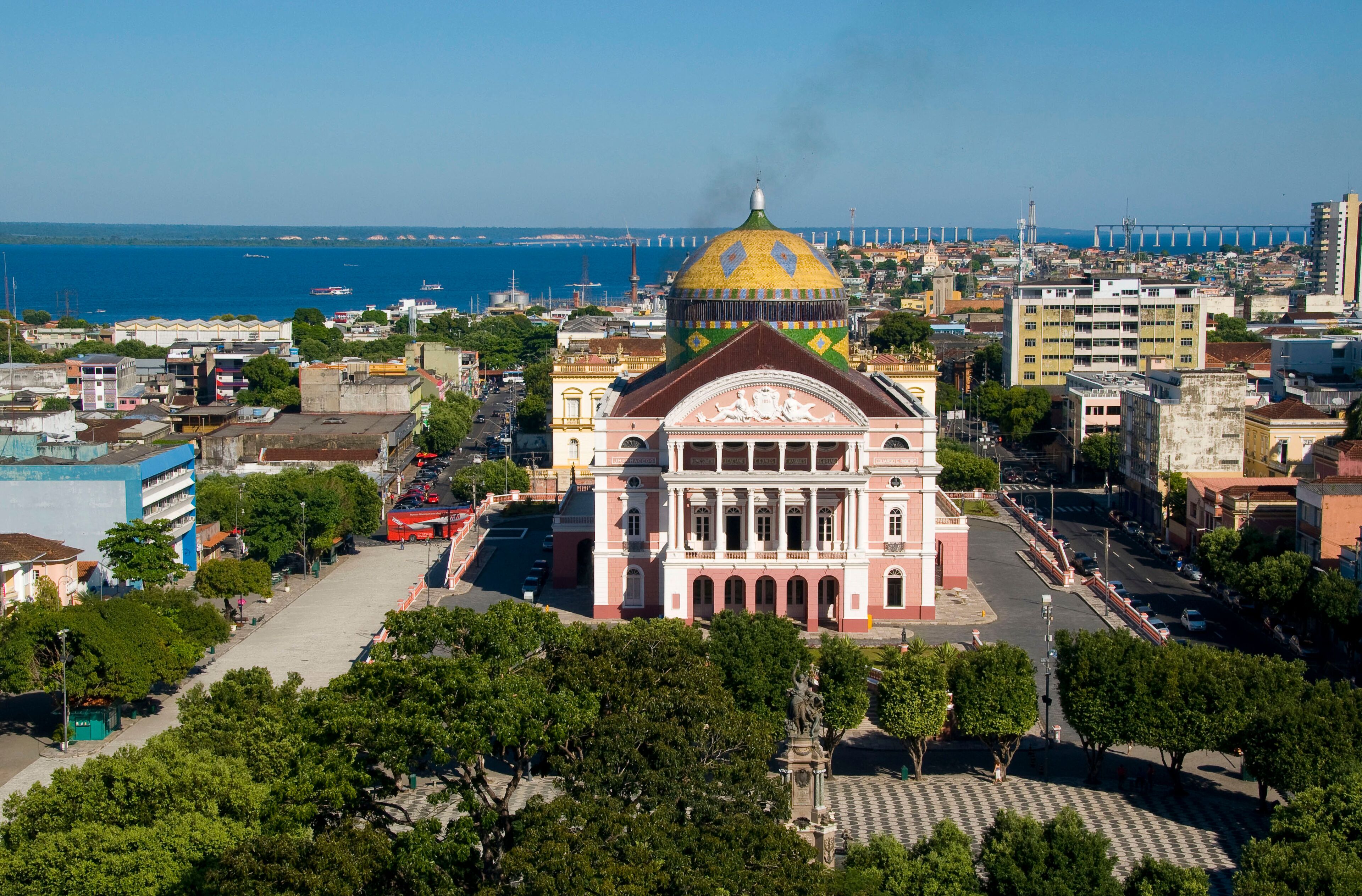 Teatro Amazonas - Rio Negro ao fundo - Praça São Sebastião.