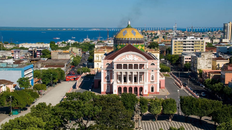 Teatro Amazonas - Rio Negro ao fundo - Praça São Sebastião.
