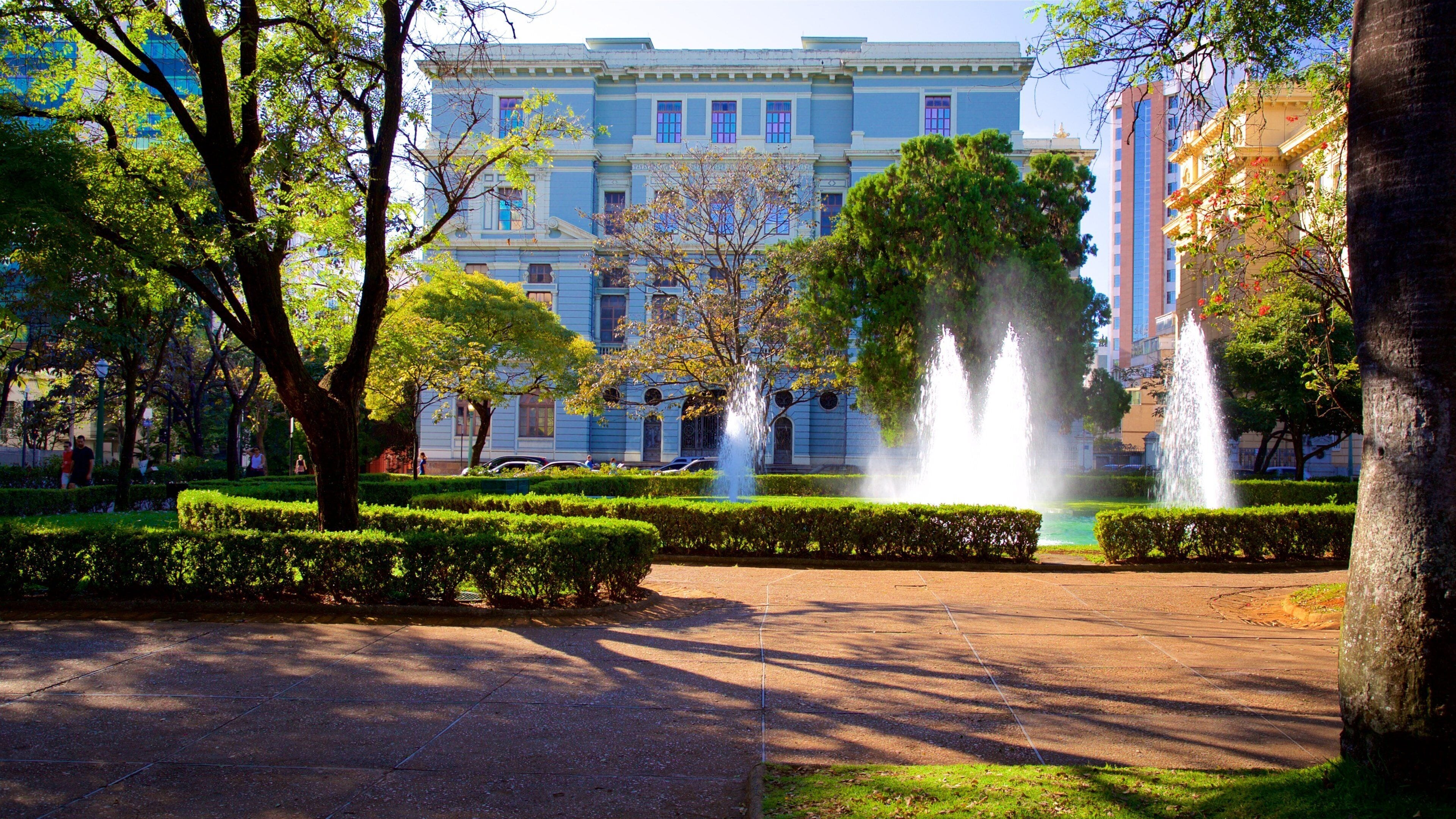 Plaza de la Libertad mostrando un jardín y una fuente