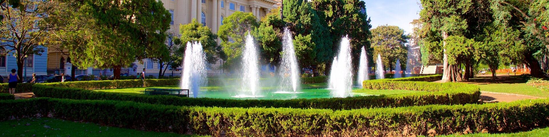 Liberty Square showing a fountain and a park