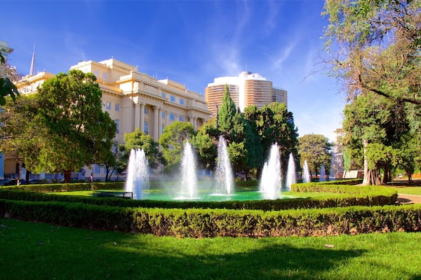 Place de la Liberté montrant jardin et fontaine