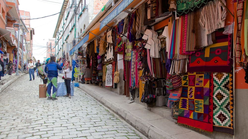 Plaza San Francisco montrant scĂšnes de rue aussi bien que petit groupe de personnes