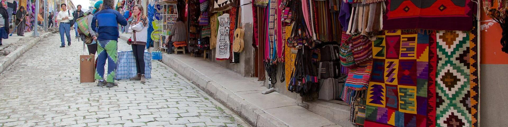 Plaza San Francisco montrant scĂšnes de rue aussi bien que petit groupe de personnes