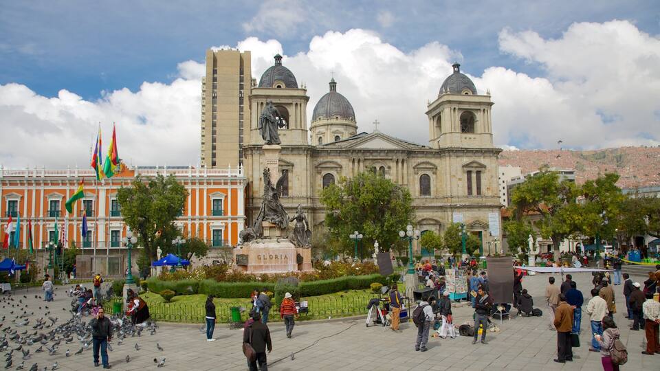 Plaza Murillo which includes heritage architecture, a square or plaza and a church or cathedral