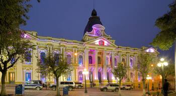 Plaza Murillo que incluye una ciudad, una plaza y escenas de noche