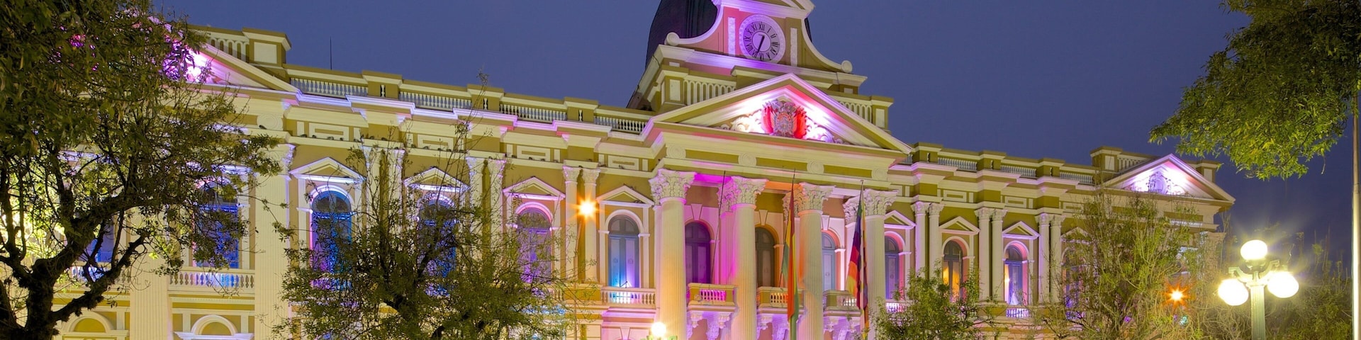 Plaza Murillo mostrando cenas noturnas, uma cidade e uma praça ou plaza