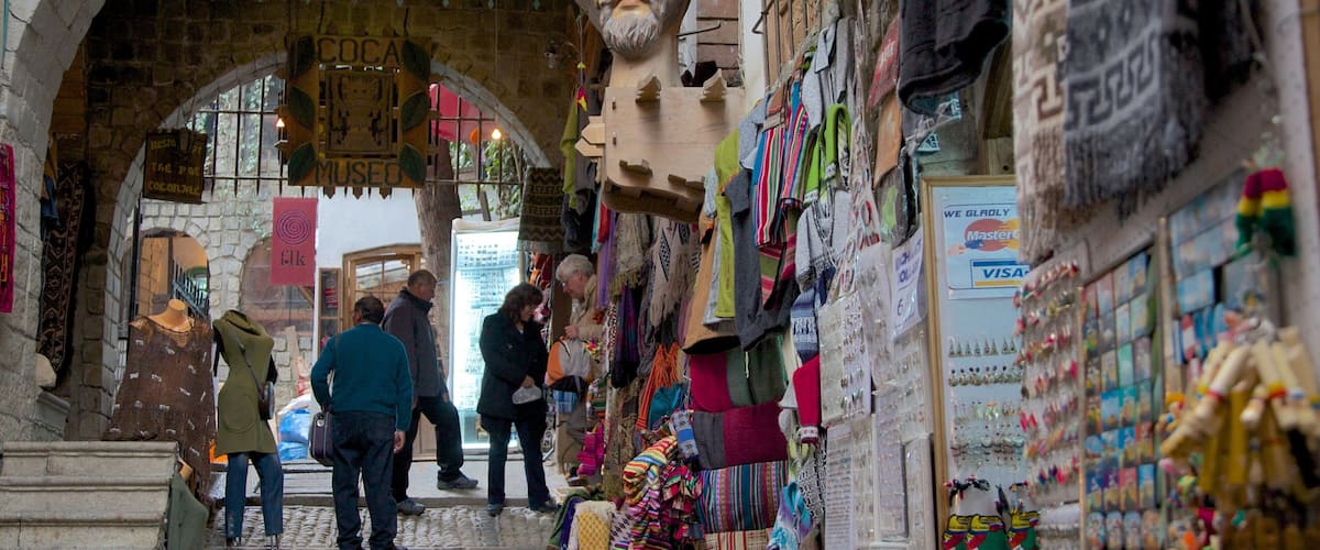 Museo de la Coca y también un pequeño grupo de personas