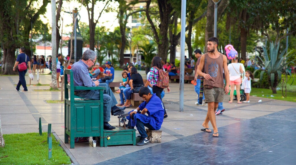 Plaza 24 de Septiembre que inclui cenas de rua