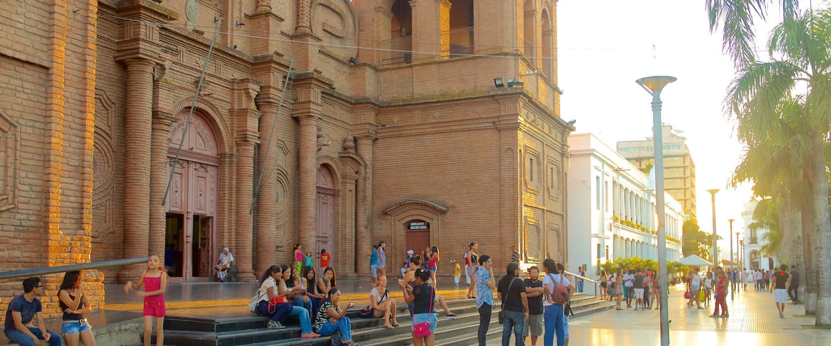 Plaza 24 de Septiembre que incluye arquitectura patrimonial y elementos patrimoniales y también un grupo grande de personas