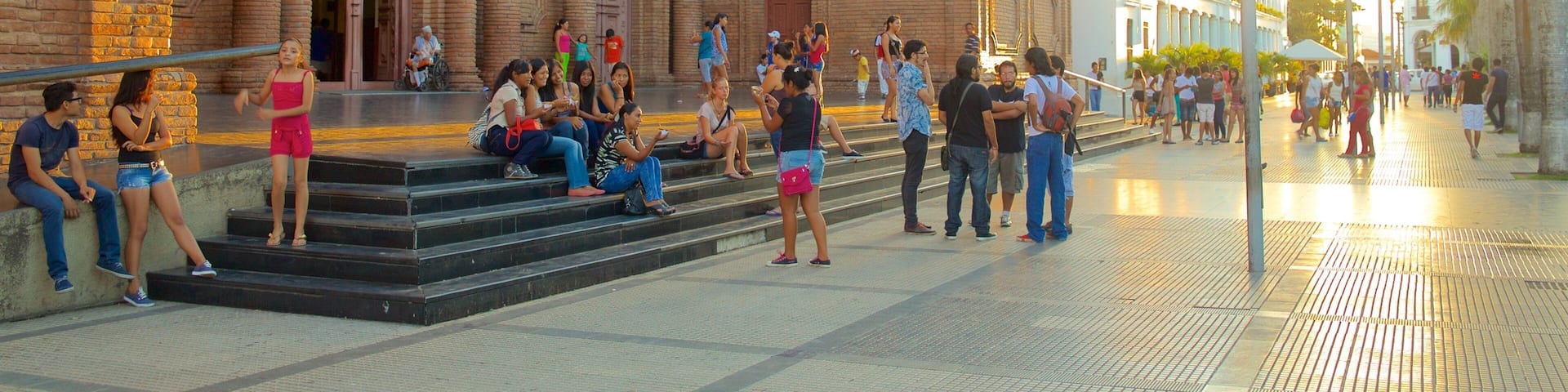 Plaza 24 de Septiembre which includes heritage architecture and heritage elements as well as a large group of people