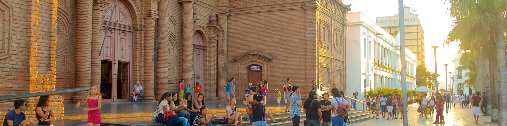 Plaza 24 de Septiembre mostrando elementos de patrimônio e arquitetura de patrimônio assim como um grande grupo de pessoas