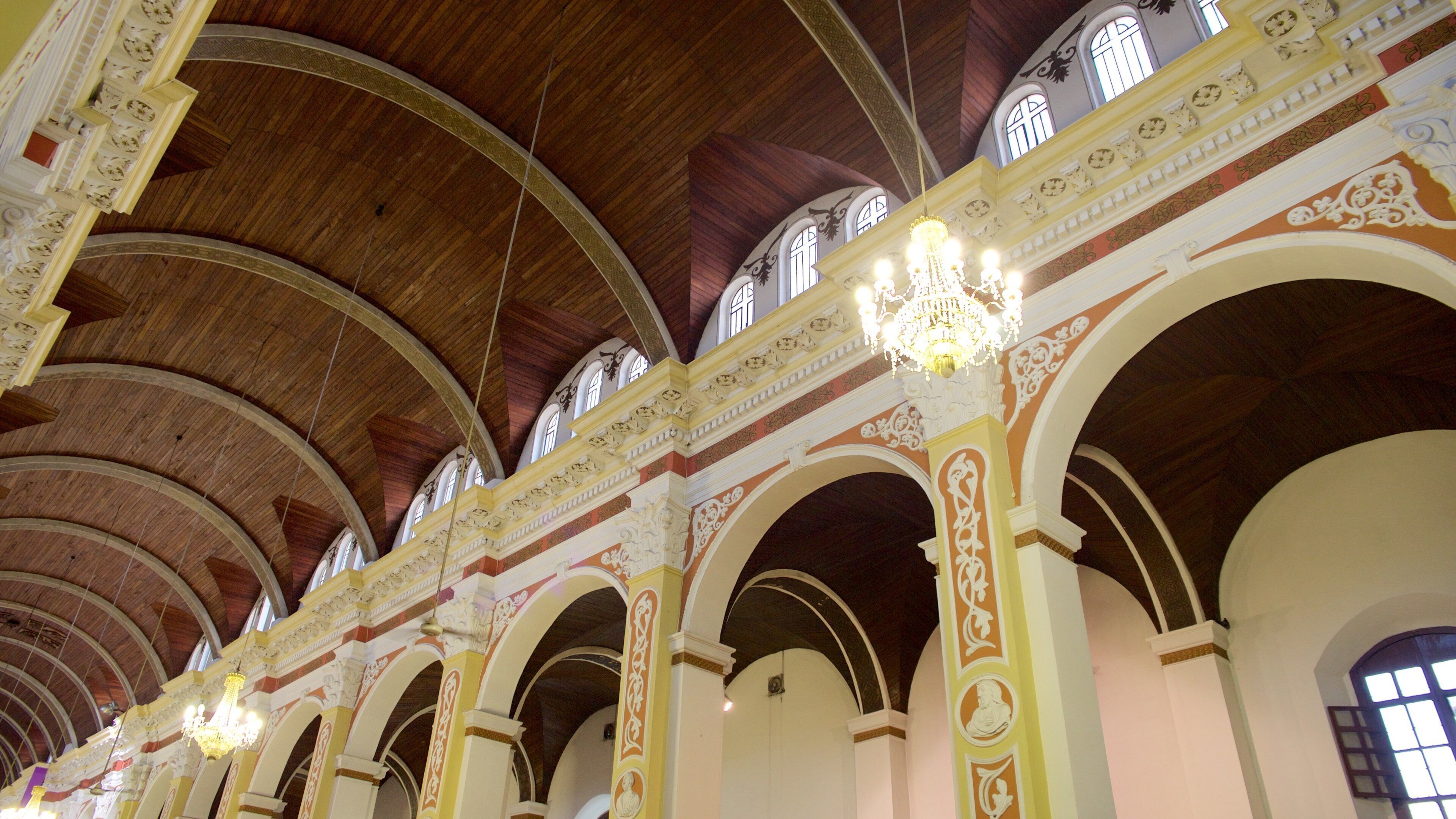 San Lorenzo Cathedral inclusief een kerk of kathedraal en interieur