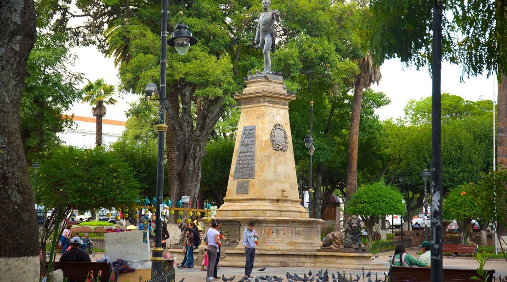 Plaza de 25 de Mayo featuring a garden and a statue or sculpture