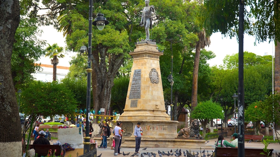 Plaza 25 de Mayo che include statua o scultura e parco