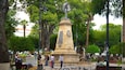 Plaza de 25 de Mayo som inkluderer hage og statue eller skulptur