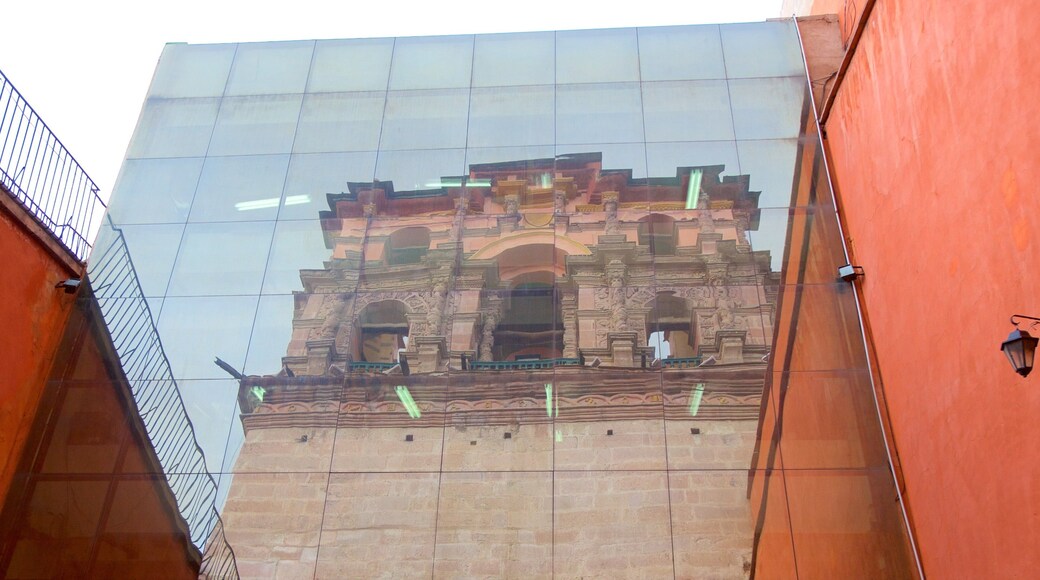 Compania de Jesus showing modern architecture