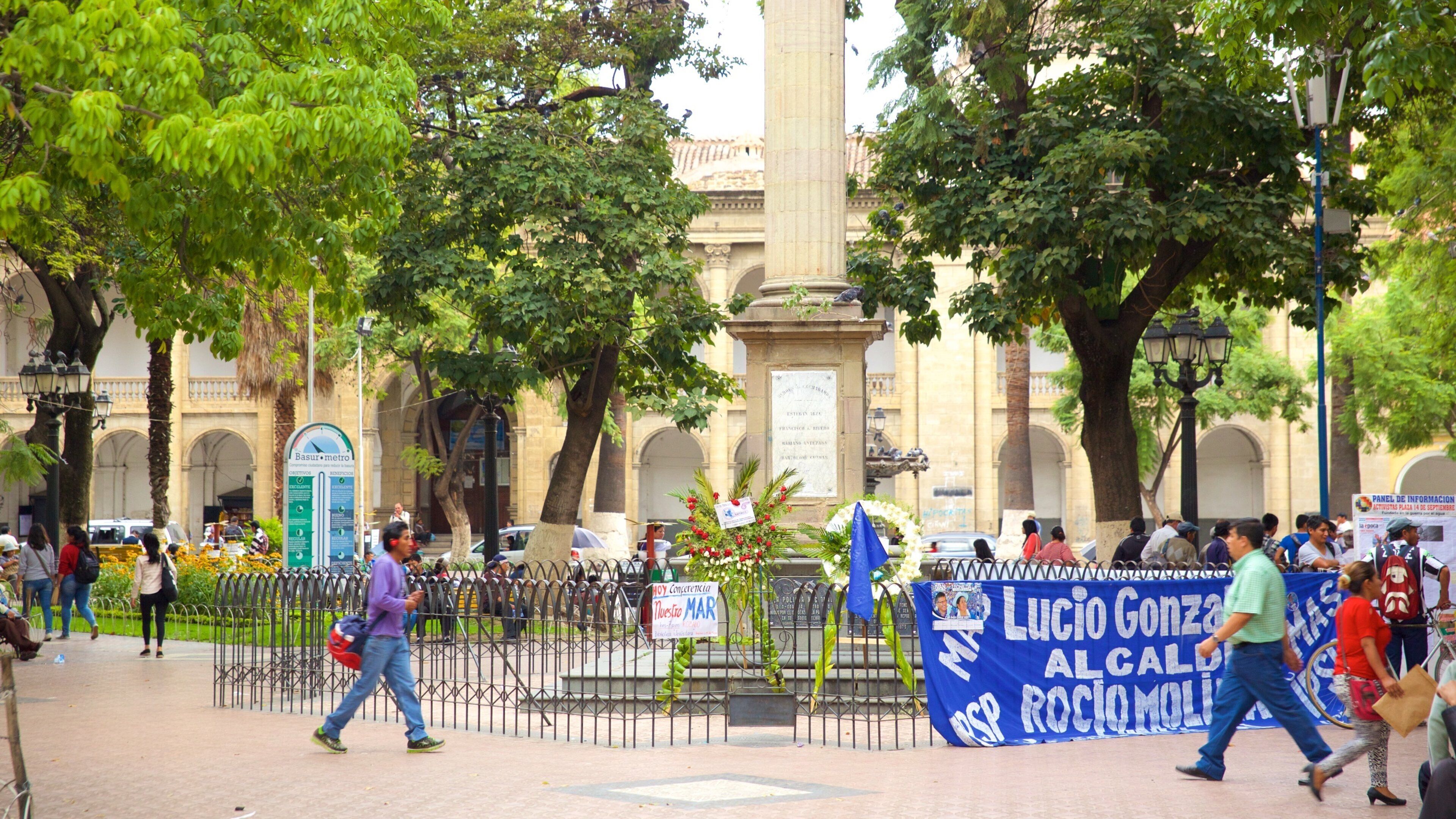 Plaza 14 de Septiembre showing a square or plaza