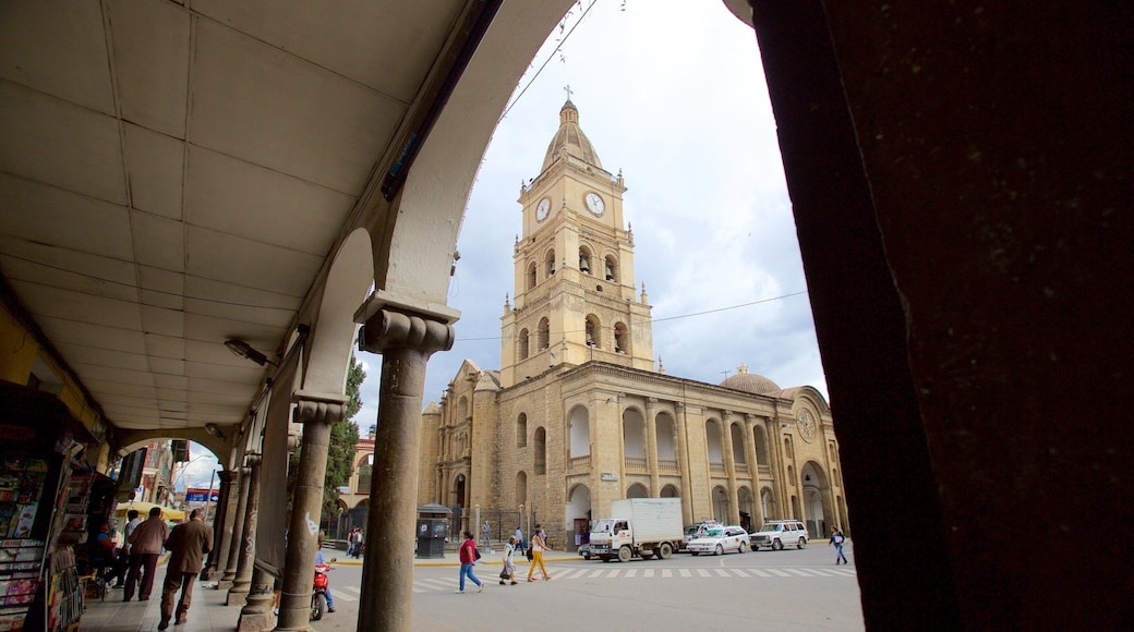 Cochabamba katedral som inkluderer gatescener, kirke eller katedral og historisk arkitektur