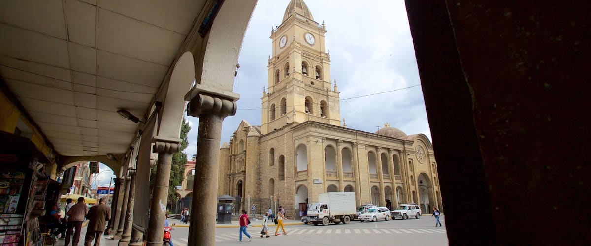 Cochabamba Cathedral bevat straten, historische architectuur en een kerk of kathedraal