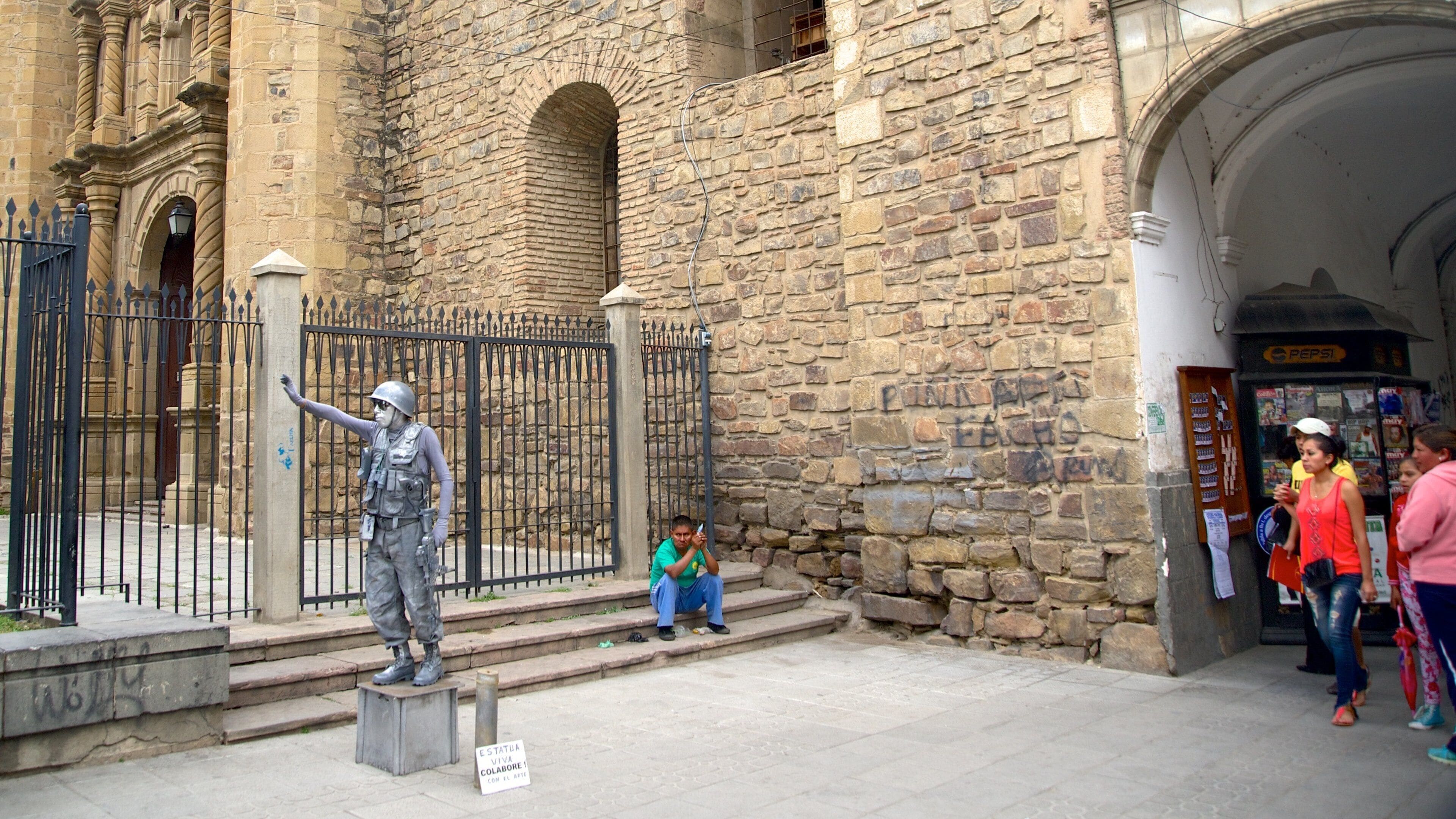 Cochabamba katedral som viser statue eller skulptur og by
