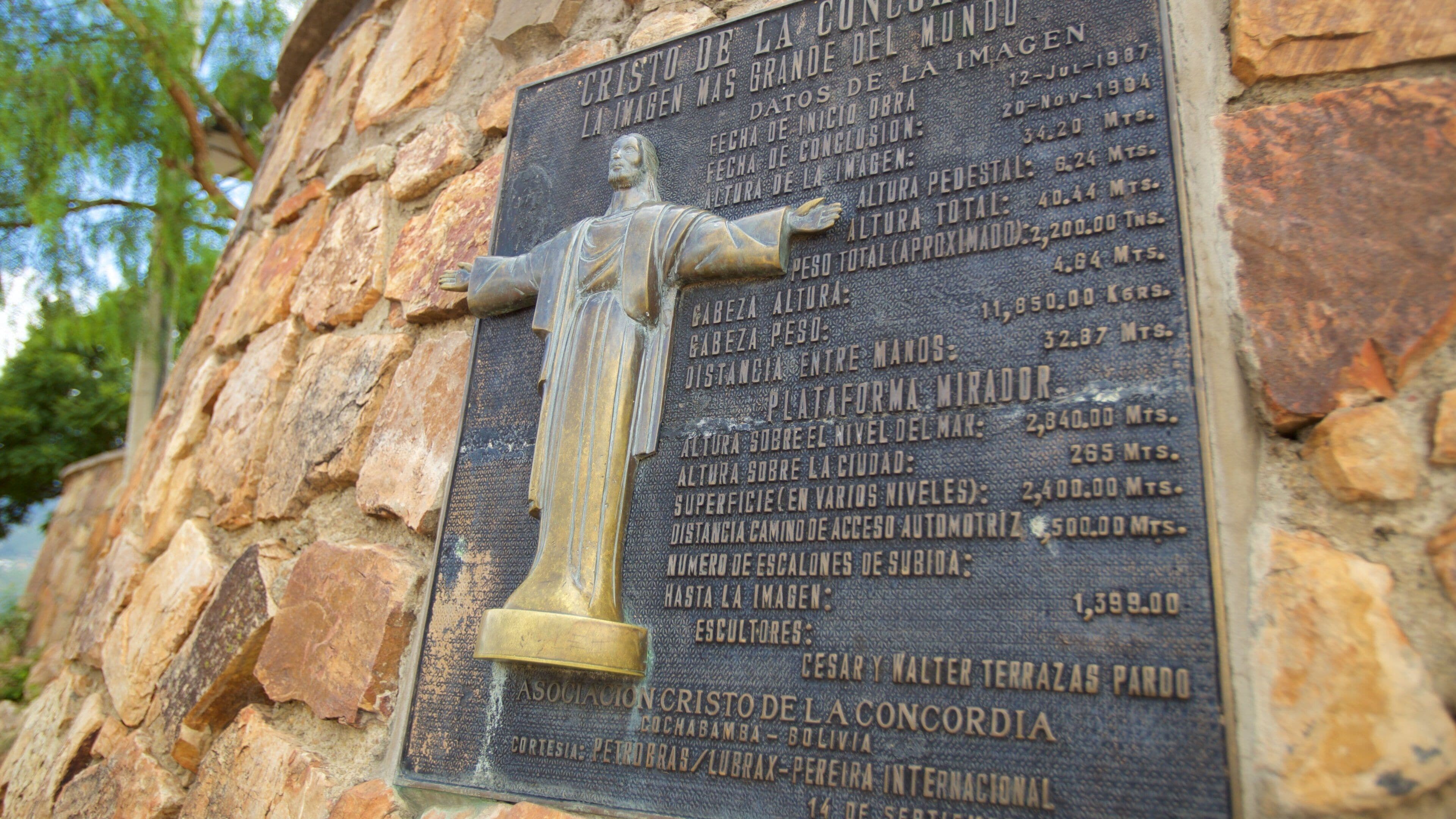 Cristo de la Concordia featuring signage and religious aspects